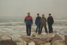 На берегу озера Байкал в Слюдянке: Артур, Катя, Стас и Саня.