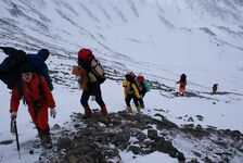 Рисунок 12 Группа поднимается на Шумакский перевал