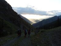 Спуск в долину реки Кок-Су с перевала Омар-джайляу