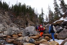 Рисунок 17 Группа движется по долине р. Перевальной, перед входом реки в каньон