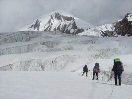 Рис. 4.29. В поисках пути по леднику Ракзоу Западный. Нам нужно влево.