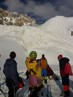 Рис. 4.24. Стоянка под перевалом Одесса. Видна левая седловина и ребро, разделяющее две седловины перевала. За ледопадом находится ровное плато, но проход через ледопад найти не удалось, поэтому на следующий день пришлось лезть на ребро.