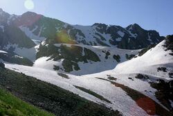 Фото 46. Вид вправо по ходу (ориентировочно на юго-восток) с первой моренной ступени перед пер.Горная Фея.
