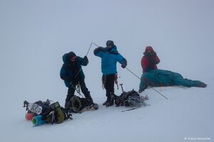 Аккуратная установка палатки на сильном ветру - один всегда держит