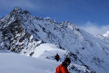 Рисунок 23 Седловина перевала Ветреный. Вид на юг, в сторону пика Черный, видны снежные карнизы