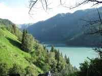 Озеро Жасылколь нижнее, на том берегу поднимаются горы Жаманкотыртас