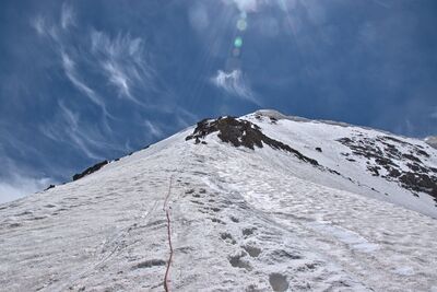 Техническая работа на ребре. Подходим к небольшому скальному поясу.