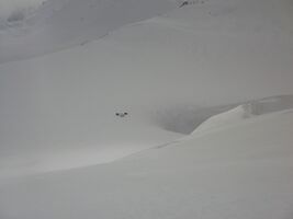 Рис. 4.61. Ночевка под перевалом Паустовского возле трещины, в которой можно уединиться, но нельзя расслабиться. Фото с гребня, ведущего на перевал Паустовского.