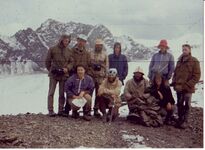 10 августа. На перевале Миндаугас у сложенного тура. За спинами – ледник Каврайского. В правой стороне видно место соединения верховьев ледников Каврайского и Красовского. В первом ряду слева на право: В. Апшегайте, В. Ошкинис, В. Шименас, Б. Шилините. Втором ряду: Г. Буткявичус, А. Сянулис, В. Кела, Л. Брузгайте.