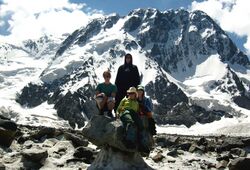 Фото 14. Мы на фоне стены Джигита