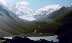 Вид на пер НГУ, ледник Абая, пик Абая и пик Шумского с морены перед озером Уток.