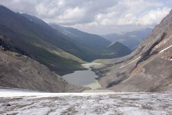Фото 66. Вид вниз с языка лед.Агнайтор на оз.Агнайтор и боковые морены ледника.