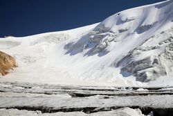 Фото 5. Трещины на леднике Туюксу.