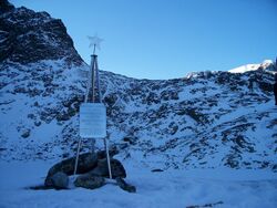 Горный поход любой категории сложности полон различных опасностей.Помните об этом