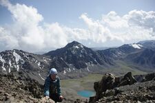 Вид сверху на озеро в верховьях реки Кызылауз, правый исток реки Кинозен, под перевалом Кызылауз 3543,7