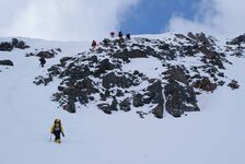 Рисунок 14 Группа преодолевает на спуск крутой участок вблизи седловины Шумакского перевала, (в направлении Левого Шумака)