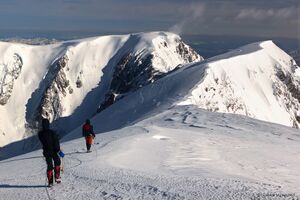 Путь по гребню - видно вершину Квадратную и вдали пик Куркурек