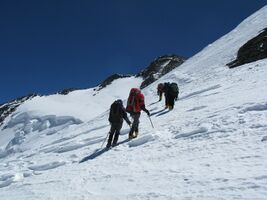 Подъем на в.Душанбе. По фото трудно представить, что завтра на 7 тысячах нас ожидает пурговка продлящаяся двое суток.