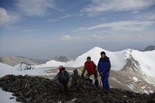 на вершине Сайнак 4107,2. Вид в долину р. Боро-Тала.