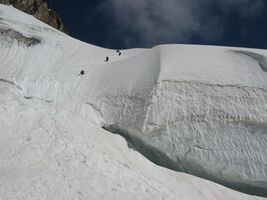 Рис. 4.49. Спуск с ледника Федченко к месту ночевки на перевале Ребро