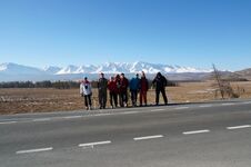 Пешеходная часть маршрута началась с федеральной трассы. Фото на фоне Ак-тру