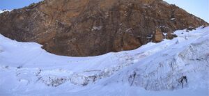 ...прошло 10 дней и вдруг, где-то на 5500 под Корженевой раненько-только рассвело, гляжу, - идут мои попутчики. Живенько так, к 5800 подходят. Ну я вещи в рюкзак и давай за ними.